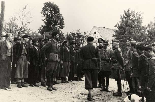 Italijanski general Robotti ob obisku prve vaške straže v Šentjoštu nad Horjulom 13. avgusta 1942 / Foto: Arhiv MNZS