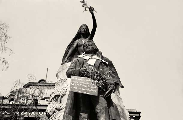 Prešernov spomenik v Ljubljani na dan osvoboditve, 9.maja 1945