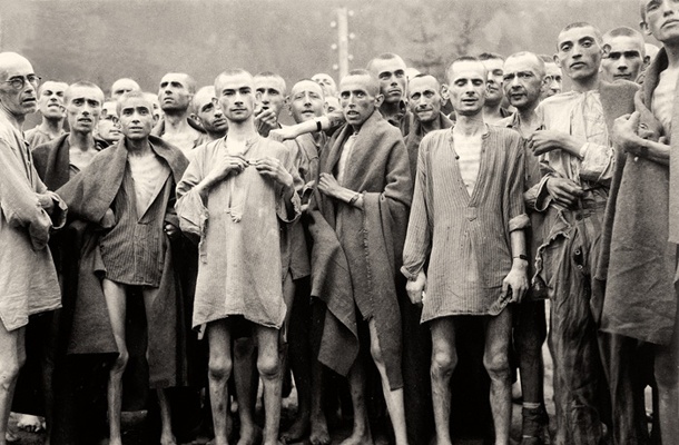 Preživeli taboriščniki ob osvoboditvi maja 1945