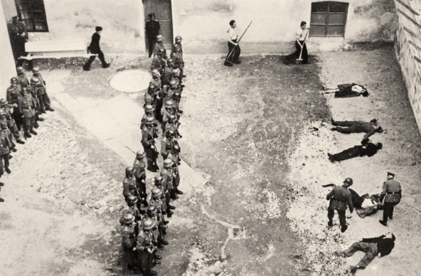 Streljanje talcev na dvorišču zapora Stari pisker v Celju 22.7.1942. Usmrtitev je dokumentiral eden od prisotnih policistov. Film je dal razviti celjskemu fotografu Josipu Pelikanu, ki je napravil kopijo. 