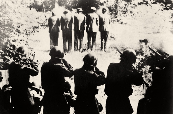 Italijanski vojaki streljajo domačine iz vasi Dane v Loški dolini. Z leve proti desni Franc Žnidaršič, Janez Krajc, Franc Škerbec, Feliks Žnidaršič in Edvard Škerbec. Križna gora, 31. julija 1942. 