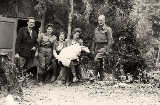 Pred partizansko porodnišnico Spodnji Hrastnik: dr. Metod Mikuž, neznani ženski, Marija Jeras z novorojenčkom in dr. Bogdan Brecelj leta 1944