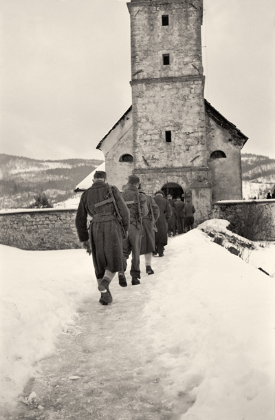 Partizani odhajajo k maši na Babnem polju. Zima 1945. 