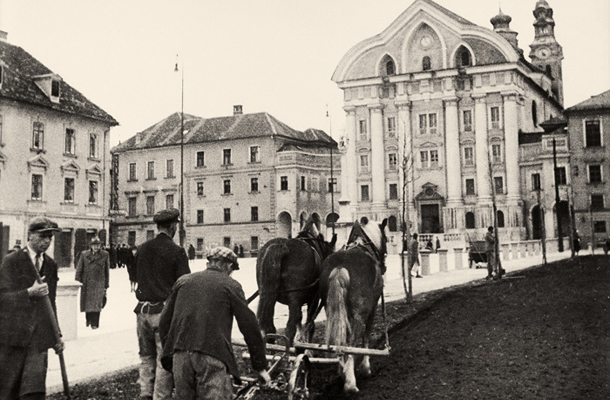 Za preskrbo so v Ljubljani po določilu italijanskih oblasti preorali tudi parke. Določeno je bilo, da lahko v parkih rastejo le kulturne rastline. Vojne njive na Kongresnem trgu, 2. maja 1942 