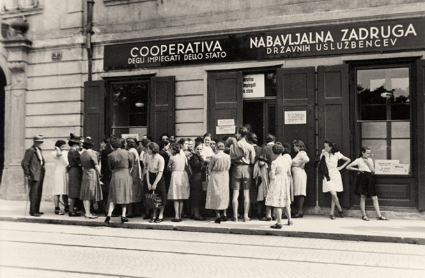 Vrste pred trgovinami v Ljubljani julija 1941 