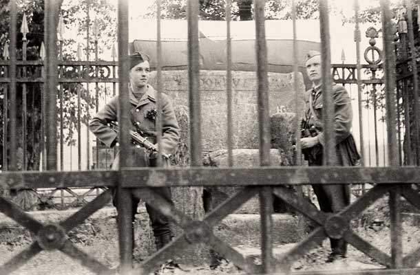 Partizanska straža pred vojvodskim stolom na Gosposvetskem polju  