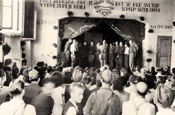 Partizanski pevski zbor v Dolenjskih toplicah avgusta 1944  
