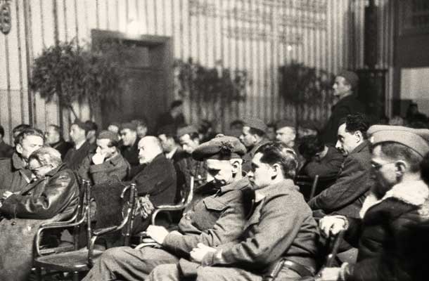 Prvo zasedanje Slovenskega narodnoosvobodilnega sveta (SNOS)  v Črnomlju. 19. februar 1944. (na levi Moša Pijade)