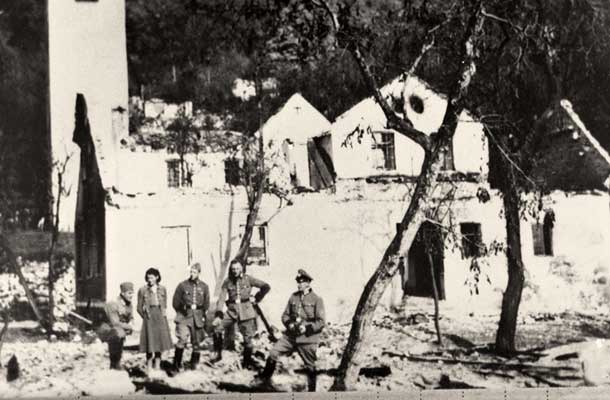 Nemški vojaki po požigu vasi Rašica nad Ljubljano 20.9. 1941. Zaradi dejavnosti partizanske Rašiške čete so iz maščevanja požgali vso vas, prebivalstvo pa izselili.