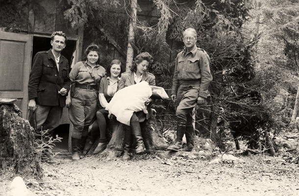 Pred partizansko porodnišnico Spodnji Hrastnik: dr. Metod Mikuž, neznani ženski, Marija Jeras z novorojenčkom in dr. Bogdan Brecelj leta 1944 