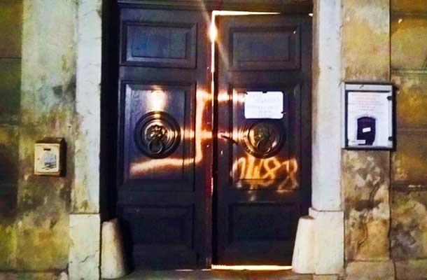 Najprej se je na vratih novomeškega Narodnega doma pojavil kljukasti križ in kombinacija številk 14/88, ki jih uporabljajo pripadniki nacističnih gibanj ...