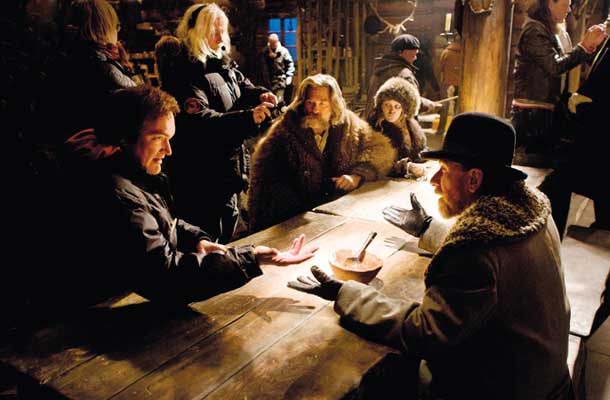 Režiser Quentin Tarantino (levo) daje navodila igralcem na osrednjem prizorišču filma Podlih osem