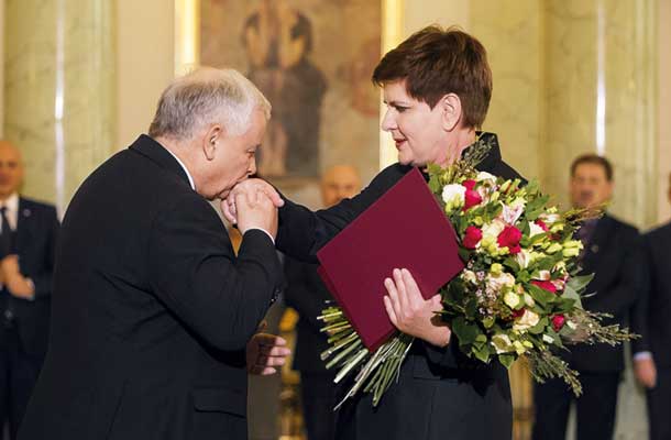 Jaroslaw Kaczynski, predsednik stranke Zakon in pravičnost in »njegova« nova poljska premierka Beata Szydło 