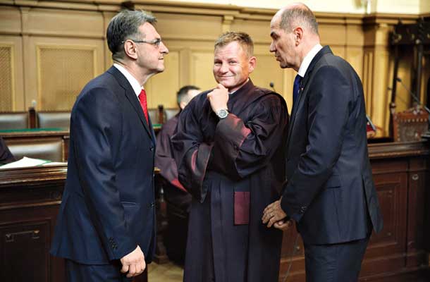 Upokojeni brigadir Tone Krkovič in predsednik SDS Janez Janša v družbi »dragega« odvetnika Francija Matoza na sojenju v zadevi Patria 