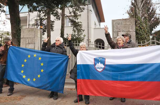 Protest pred sedežem stranke SDS zaradi kriminalistične preiskave zoper poslanca SDS Andreja Širclja decembra lani. Televizije so uslišale protestnike in zadevo interpretirale kot še enega v vrsti napadov na SDS. 