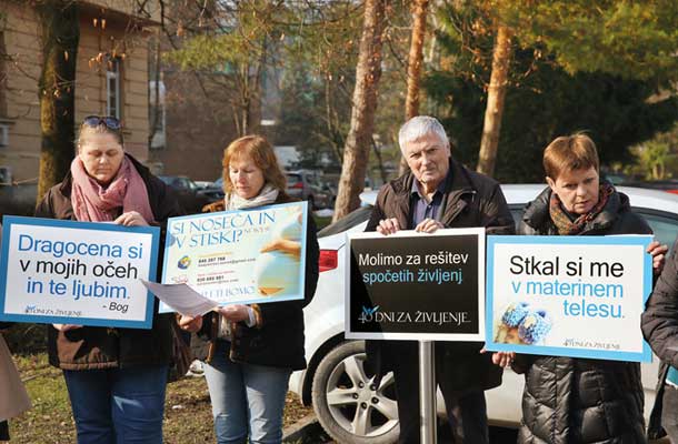 Molitev za nerojene otroke pred ljubljansko porodnišnico 