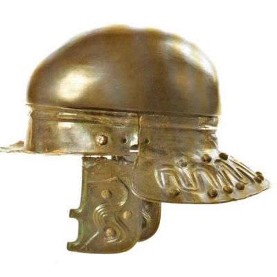 Keltska čelada iz druge polovice 1. stoletja pr. n. š., ki je razstavljena v Narodnem muzeju Slovenije. (Vir: Zakladi tisočletij, 1999, Modrijan)