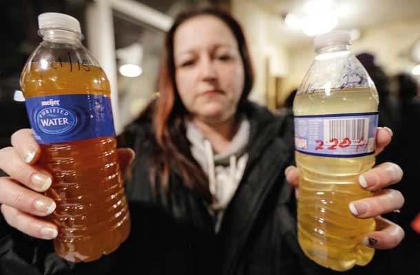 Dve plastenki vode iz pipe, ki teče v mestu Fint