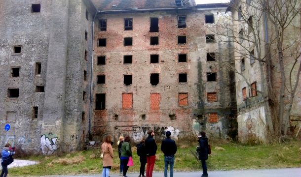 Zgodovinski spomenik brezdomstva ali Prešernov trg v svetu ljubljanskega uličnega življenja.