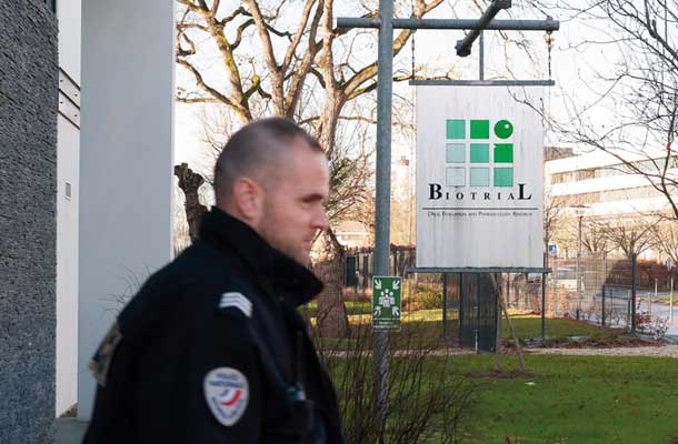 Policist pred laboratorijem družbe Biotrial v Rennesu 