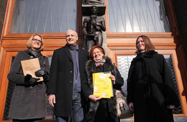 Predstavniki protigejevskega društva »Koalicija Za otroke gre« pred državnim zborom: Alenka Čampa, Aleš Primc, Marjeta Zevnik in Urška Zupančič