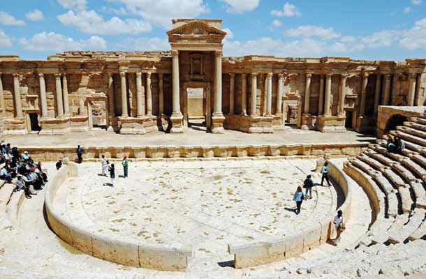 Sirska Palmira, biser z Unescovega seznama svetovne kulturne dediščine, je bila nekoč eno največjih antičnih mest, oaza, obdana s palmami, pomembno staro središče na poti med Evfratom in Sredozemskim morjem. Do nedavnega so o veličini in lepoti tega antičnega mesta pričale arheološke ostaline.