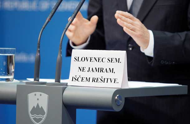 „Slovenec sem. Ne jamram. Iščem rešitve,“ S temi besedami, izpisanimi na list, postavljen zraven mikrofona na tiskovni konferenci, pa se je ta teden na kritike vlade odzval sedanji predsednik vlade dr. Miro Cerar.