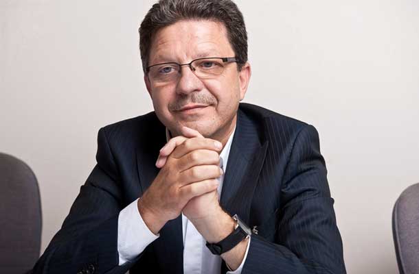 Tudi Konrad Kuštrin, vodja sindikata zdravnikov (FIDES), meni, da so Mramorjevi dodatki sramota in da mora minister odstopiti. A v času, ko je Mramor prejemal okrog 500 evrov dodatka za pripravljenost na mesec (npr. leta 2010), je Kuštrin po poročanju Financ vsak mesec za zgolj dva dni dežurstva in nadure dobil več kot 2000 evrov dodatka. / Foto: Borut Peterlin