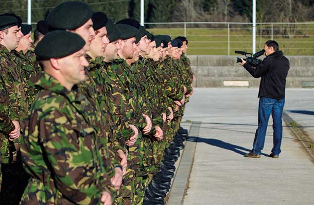 Slavnostni postroj uniformirancev Združenja za vrednot slovenske osamosvojitev, decembra 2014 na proslavi v Kočevski reki 