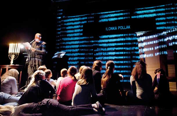 Robert Waltl bere imena 481 prekmurskih Judov, žrtev holokavsta, Dan spomina na holokavst, Mini teater, Ljubljana