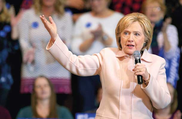 Hillary Clinton, prva ženska, ki je dobila Iowo, a je na strani demokratov zmagala le za las