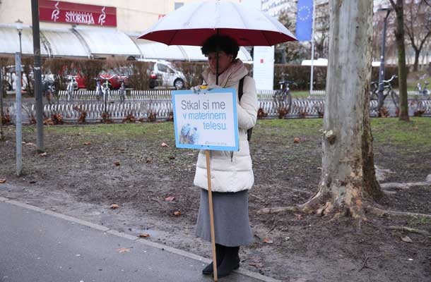 Dežurna molivka pred ljubljansko porodnišnico