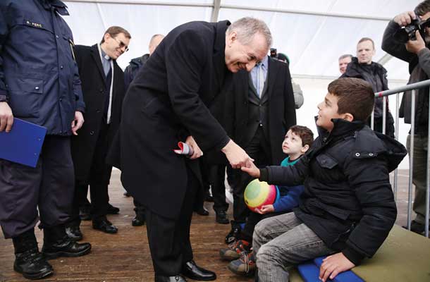 Državni tajnik Svetega Sedeža, kardinal Pietro Parolin med obiskom sprejemnega centra za begunce Dobova 