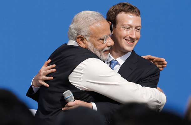 Indijski premier Narendra Modi objema Marka Zuckerberga na srečanju na sedežu Facebooka v Kaliforniji. Tudi najvišja politična podpora ni bila dovolj za uspeh storitve Free Basics v Indiji. 