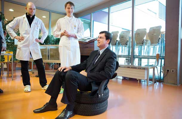 Foto tedna: Premier Miro Cerar med preizkušanjem sedeža iz odpadnih gum, izdelka dijakov Biotehniškega izobraževalnega centra Ljubljana