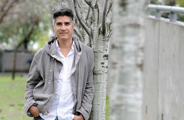 Alejandro Aravena, 48-letni čilski arhitekt, letošnji Pritzkerjev nagrajenec in letošnji kustos beneškega arhitekturnega bienala, ki ga je naslovil Poročanje s fronte. On sam najbolje ve, kakšne bitke se bijejo na terenu (fronti) z množico interesov in zahtev. Pozornost svetovne javnosti je pritegnil z inovacijo, kako izboljšati življenjske razmere deprivilegiranemu družbenemu sloju.