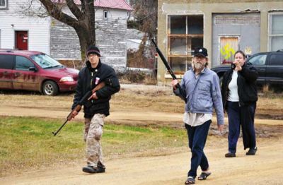 Dobrodošli v Leithu: v odročno ameriško mestece se priseli neonacistični terorist Craig Cobb (v sredini) in ga želi na silo spremeniti v belsko, neonacistično, antisemitsko, »nacionalsocialistično« kolonijo.