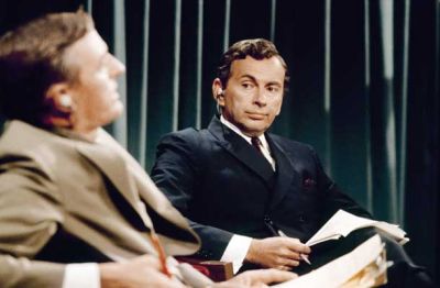Najboljša sovražnika: znameniti televizijski dvoboj iz leta 1968 med Williamom F. Buckleyjem in Gorom Vidalom, v katerem je prvi izgubil samonadzor, političnemu tekmecu zabrusil »Ti, peder!« in razkril svojo homofobijo. Ne, ne, nismo homofobi, vedno pravijo desničarji. Ni res – so.