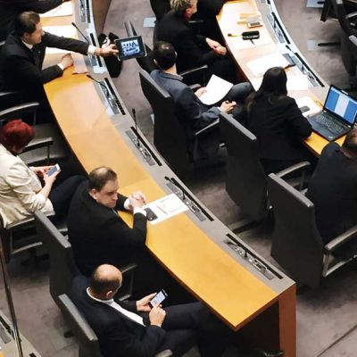 Franc Breznik kaže sliko na tviterju Anžetu Logarju; Janez Janša piše svoj tvit (glej str. 22)