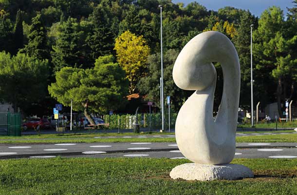 Skulptura Renza Duranteja v mestnem parku Sonce v Luciji