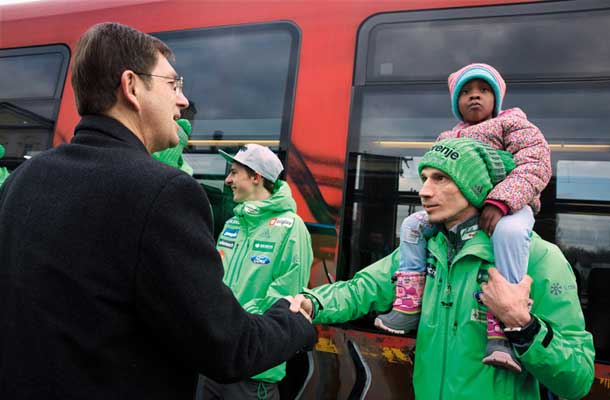 Foto tedna: Premier Miro Cerar je pospremil slovenske smučarske skakalce na vlak proti Planici. Na sliki se rokuje s skakalcem Robertom Kranjcem, ki ima na ramenih dveletno posvojeno hčerko Piko Felicijo.