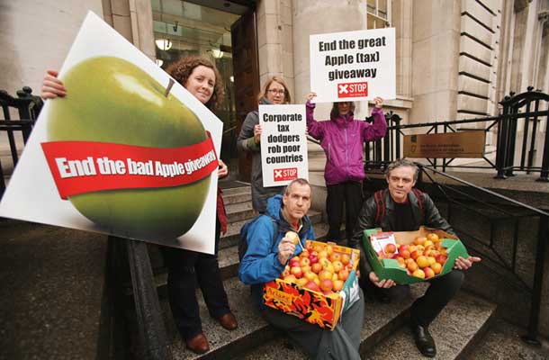 Protest proti izogibanju plačevanja davkov, ki si ga na Irskem privošči veliki Apple 