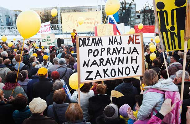 Istospolno usmerjeni so »nenaravni«, ker je njihova spolna identiteta »nenaravna«, samske ženske so »nenaravne«, ker hočejo umetno oploditev, izbrisani so »nenaravni«, ker niso del narodovega telesa, begunci so »nenaravni«, ker ne sodijo k nam. (na fotografiji shod koalicije Za otroke gre! proti pravicam istospolnih parov, Ljubljana 3. marca 2015) 