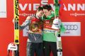 Foto tedna: Poslednja podelitev to zimo, na kateri je Peter Prevc (na sliki z Robertom Kranjcem) prejel tudi veliki kristalni globus za skupno zmago v svetovnem pokalu, Planica.