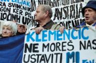 »Nenehna gneča pred sodiščem«