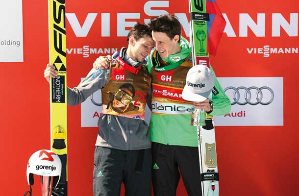 Foto tedna: Poslednja podelitev to zimo, na kateri je Peter Prevc (na sliki z Robertom Kranjcem) prejel tudi veliki kristalni globus za skupno zmago v svetovnem pokalu, Planica.