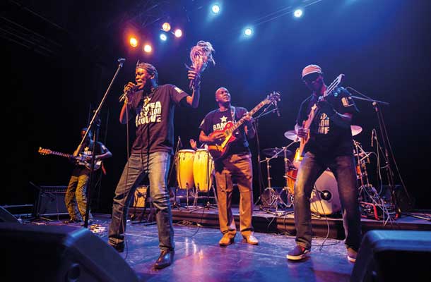 Bamba Wassoulou Groove: Hitro so naelektrili vzdušje in občinstvo povabili k plesu, ki se mu je bilo težko upreti