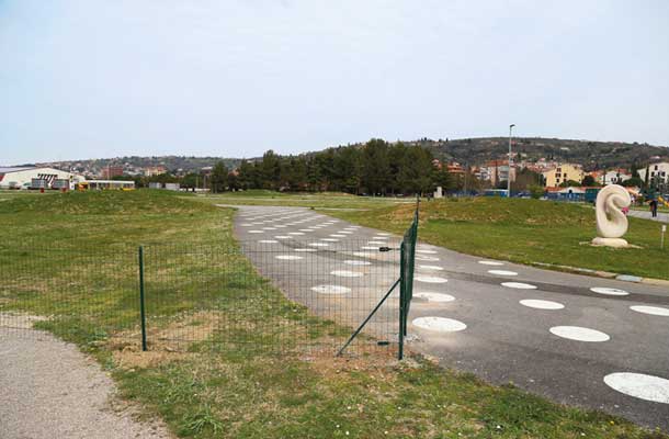 Na levi ograjena Marina Portorož, na desni kip Renza Duranteja, postavljen lani jeseni v urejen javni park Sonce v Luciji 