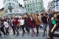 Foto tedna: Ples udeležencev Shoda proti elitam na Prešernovem trgu v Ljubljani
