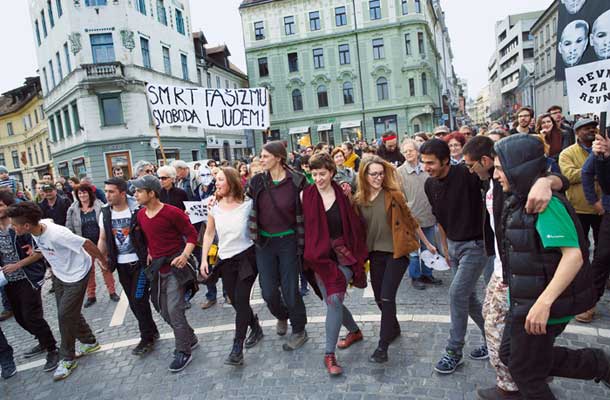 Foto tedna: Ples udeležencev Shoda proti elitam na Prešernovem trgu v Ljubljani